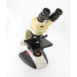 microscopia | Gebrauchtes Leica DME Schüler-/Kurs-/Labormikroskop (4 Objektive und neue Okulare)